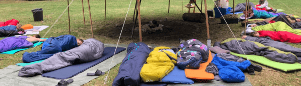 Ein Lager mit Schlafsäcken