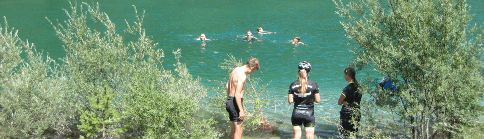 Jugendliche baden im See