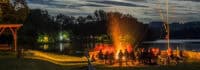 Abendliches Lagerfeuer am See