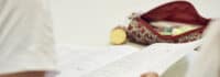 offenes Englischbuch mit Federtasche auf dem Tisch