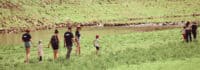 Gruppenwanderung am Wasser