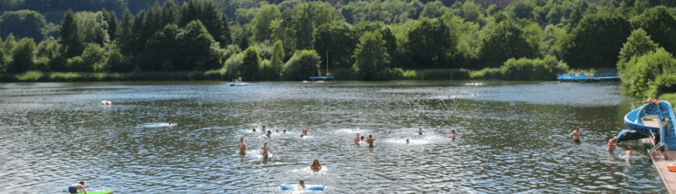 Kinder schwimmen in einem See