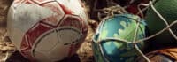 Fußball und Football im Ballsack