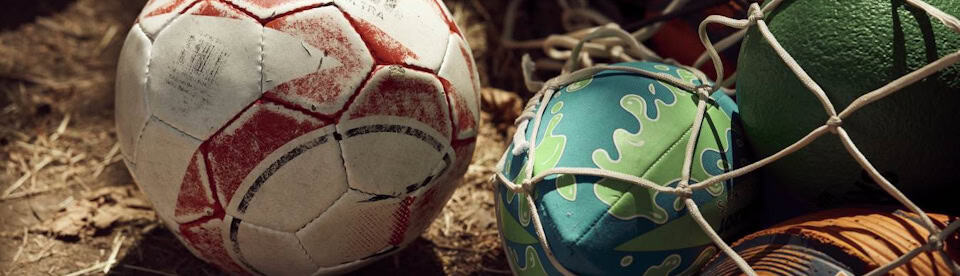 Fußball und Football im Ballsack