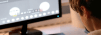 Kind sitzt vorm Laptop