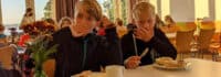 Jungs beim Frühstück