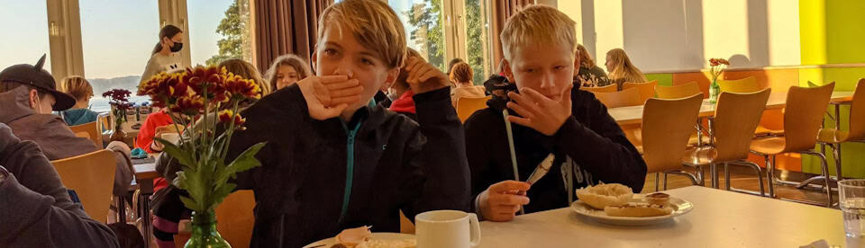 Jungs beim Frühstück