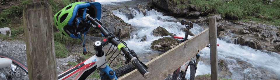 Bike steht vor Fluss