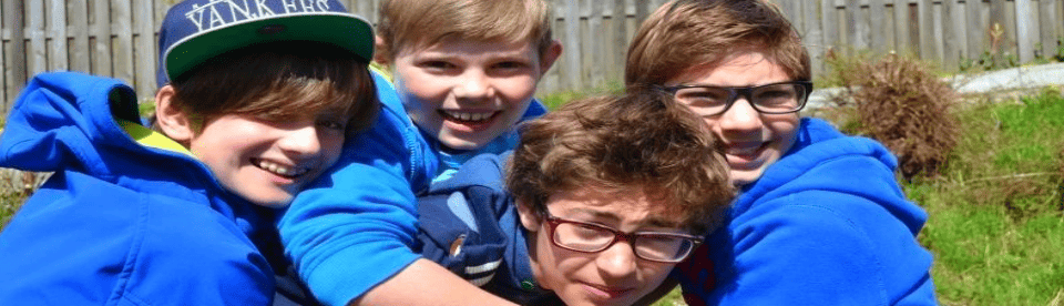 Kinder haben Spaß im Feriencamp