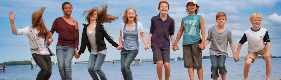 frühliches Gruppenbild am Strand