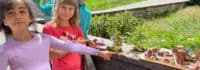 Kinder zeigen auf ihre getöpferten Gegenstände