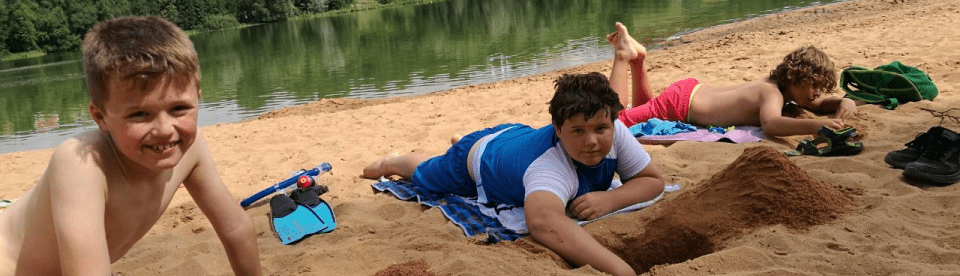 Kinder liegen am Sandstrand