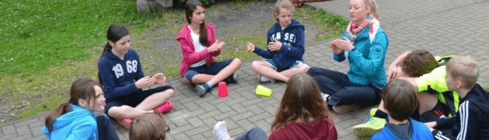 Kinder spielen