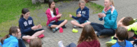 Kinder klatschen im Kreis