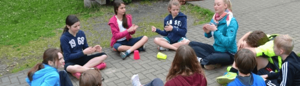 Kinder klatschen im Kreis