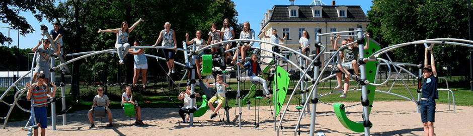 Kinder auf einem Klettergerüst vor dem Schloss Leizen