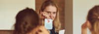 Teamerin bringt den Kindern spielend Englisch bei
