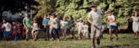 Kinder rennen auf einer Wiese