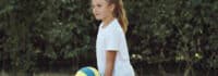 Mädchen mit Volleyball in der Hand