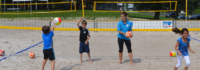 Kinder spielen Beachvolleyball