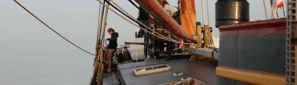 Mädchen auf Segelschiff am Seil
