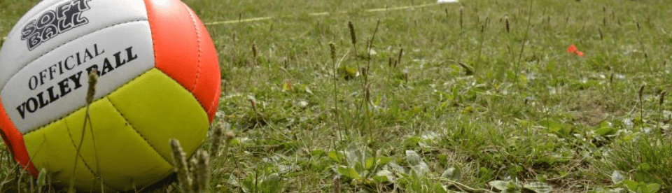 Volleyball liegt im Gras