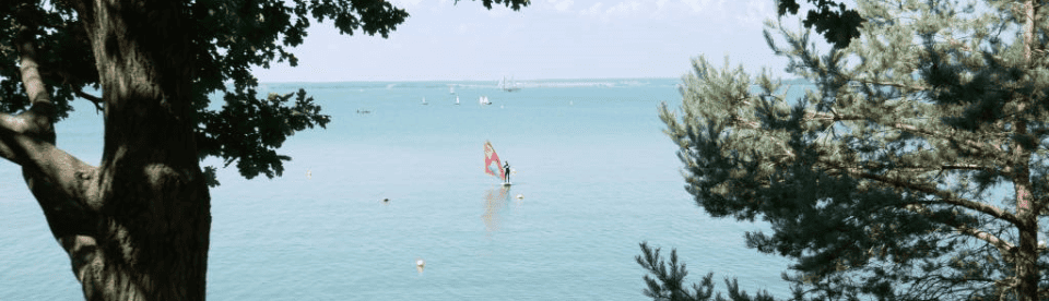 Ein Windsurfer auf dem Meer