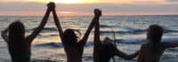 Mädchen an der Ostsee beim Sonnenuntergang