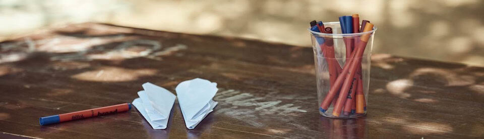 Material zum Origami basteln auf einem Tisch