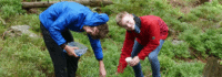 Kinder erforschen den Waldt