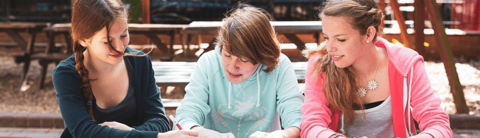 englisch sprachreise bournemouth, Kinder beim Lernen