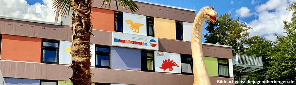 Dinosaurier vor Jugendherberge Bollendorf