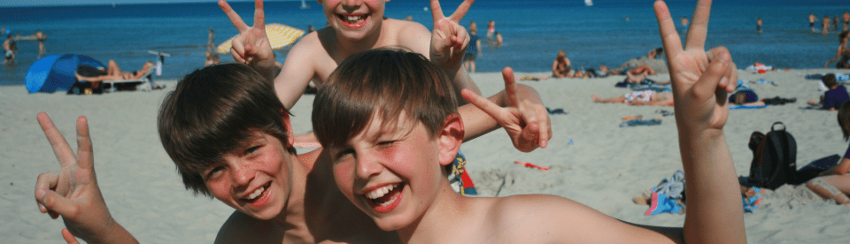 Jungs mit Hasenohren am Strand Ostseecamp Scharbeutz