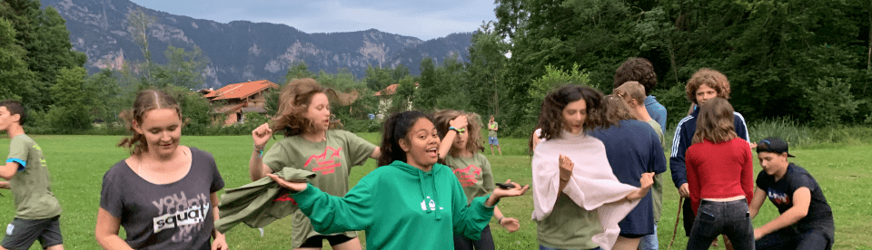Kinder haben Spaß vor Bergen