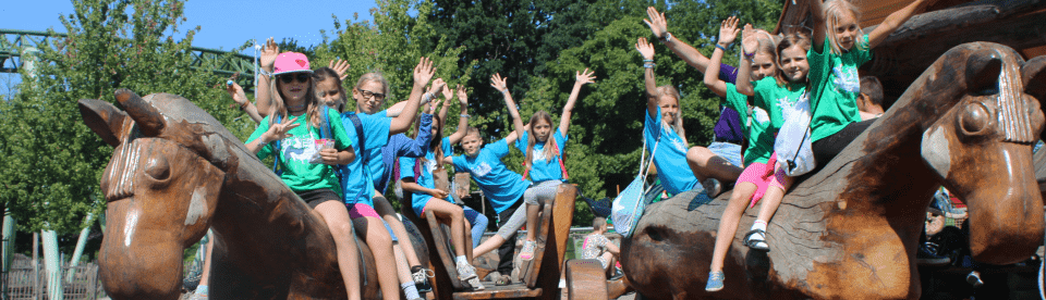 Kinder auf Holzpferden Ostseecamp Grömnitz