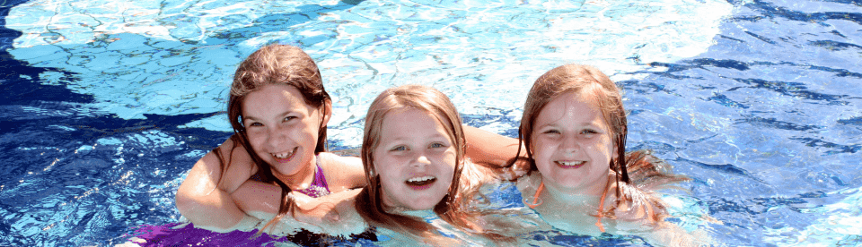 Schwimmbadausflug im Entdeckercamp