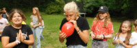 Spaßolympiade Luftballons aufblasen im Entdeckercamp
