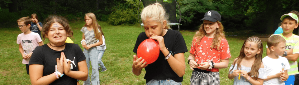 Spaßolympiade Luftballons aufblasen im Entdeckercamp