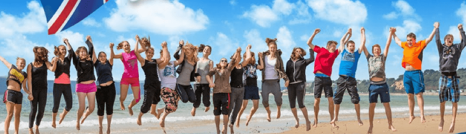 Gruppenfoto mit springenden Jugendlichen