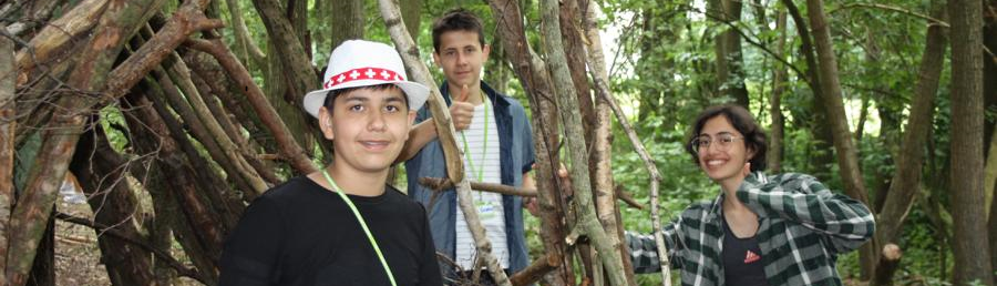 Campteilnehmer im Wald