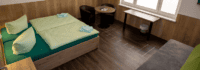 Ein modern eingerichtetes Zimmer mit Doppelbett und Couch
