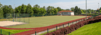 Ein Fußballplatz umzogen von einer Tartanbahn und ein Beach-Volleyballfeld