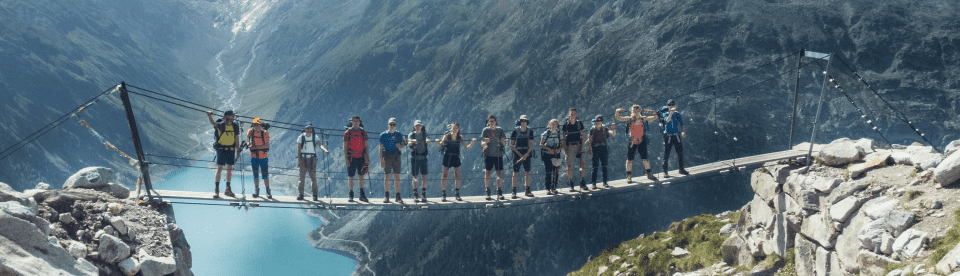 Gruppenbild auf Hängebrücke