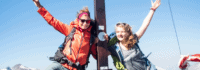 zwei Mädchen am Gipfelkreuz