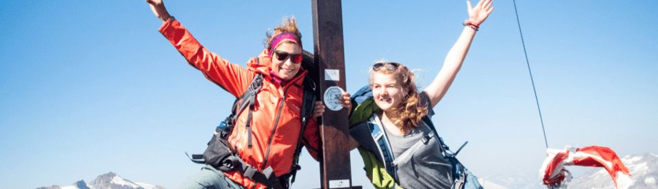 zwei Mädchen am Gipfelkreuz