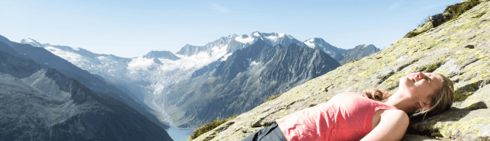Frau liegt in der Sonne