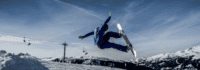 Snowboardfahrer macht einen Stunt