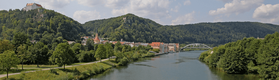 Blick auf die Altmühl mit Hügellandschaft