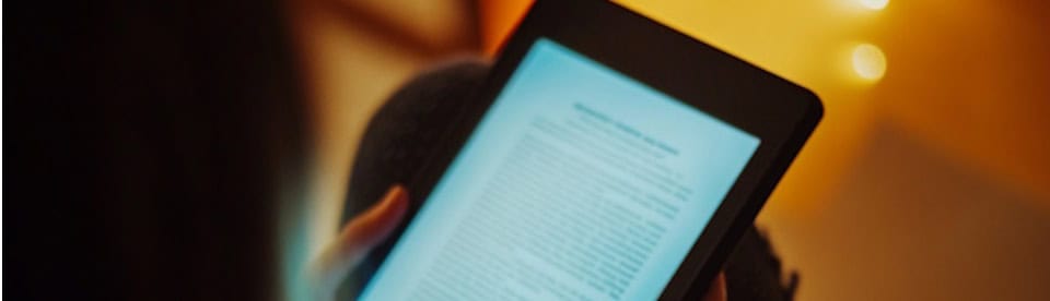 Mädchen liest auf einem E-Book