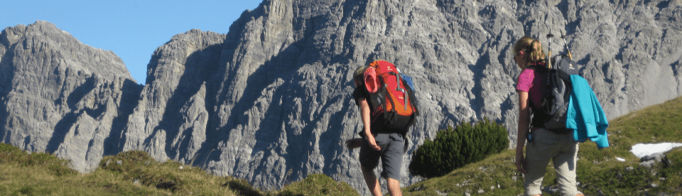 Mädchen beim Wandern vor Bergen